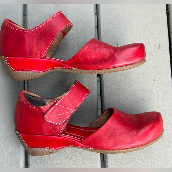 L'ATISTE Shoes - L'ATISTE Springstep Vibrant Red Leather Women's Loafers Velcro Strap Size 8.5